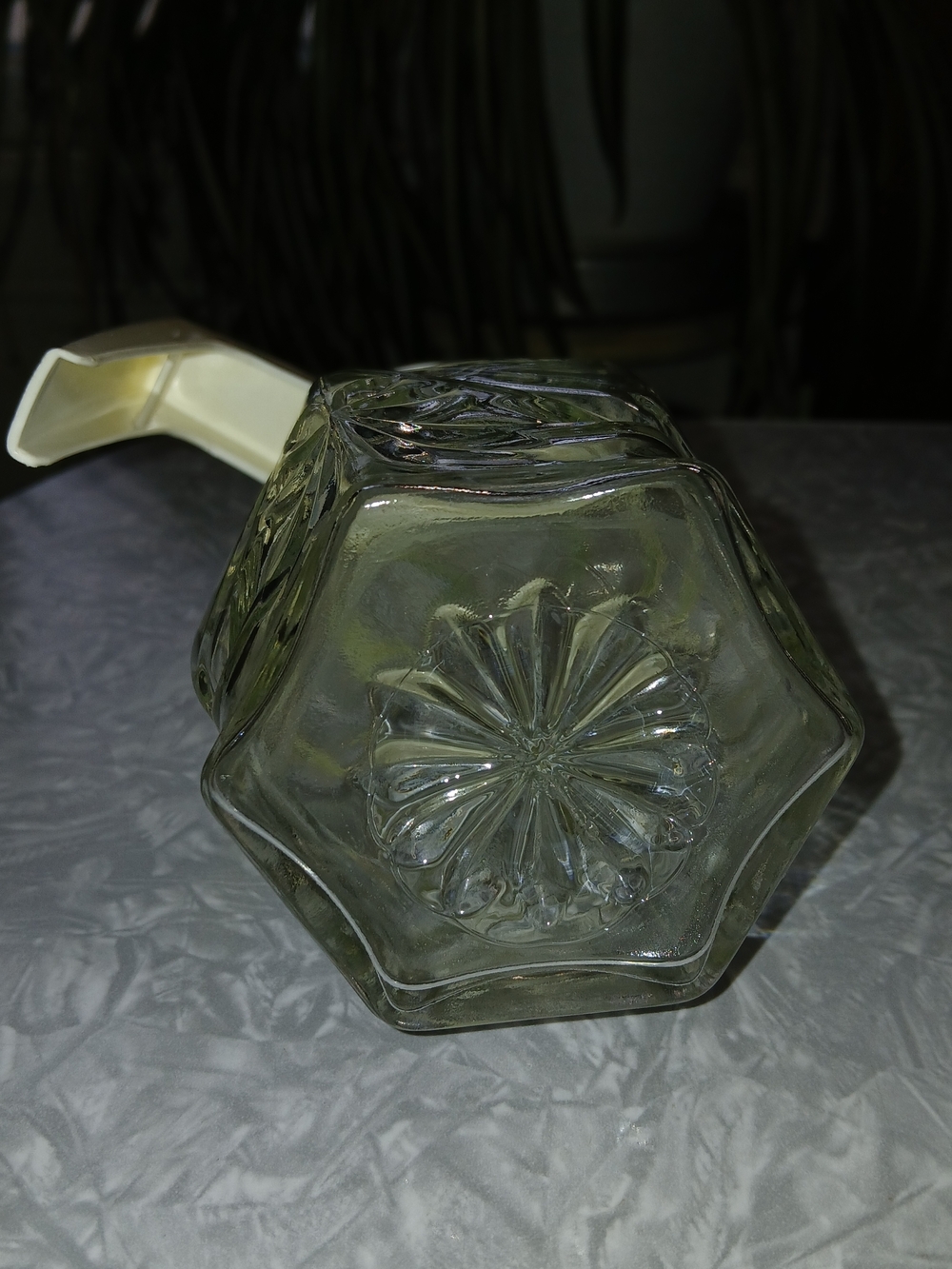 Vintage Clear Pressed Glass Syrup Pitcher with Cream Plastic Lid - Picture 4 of 5